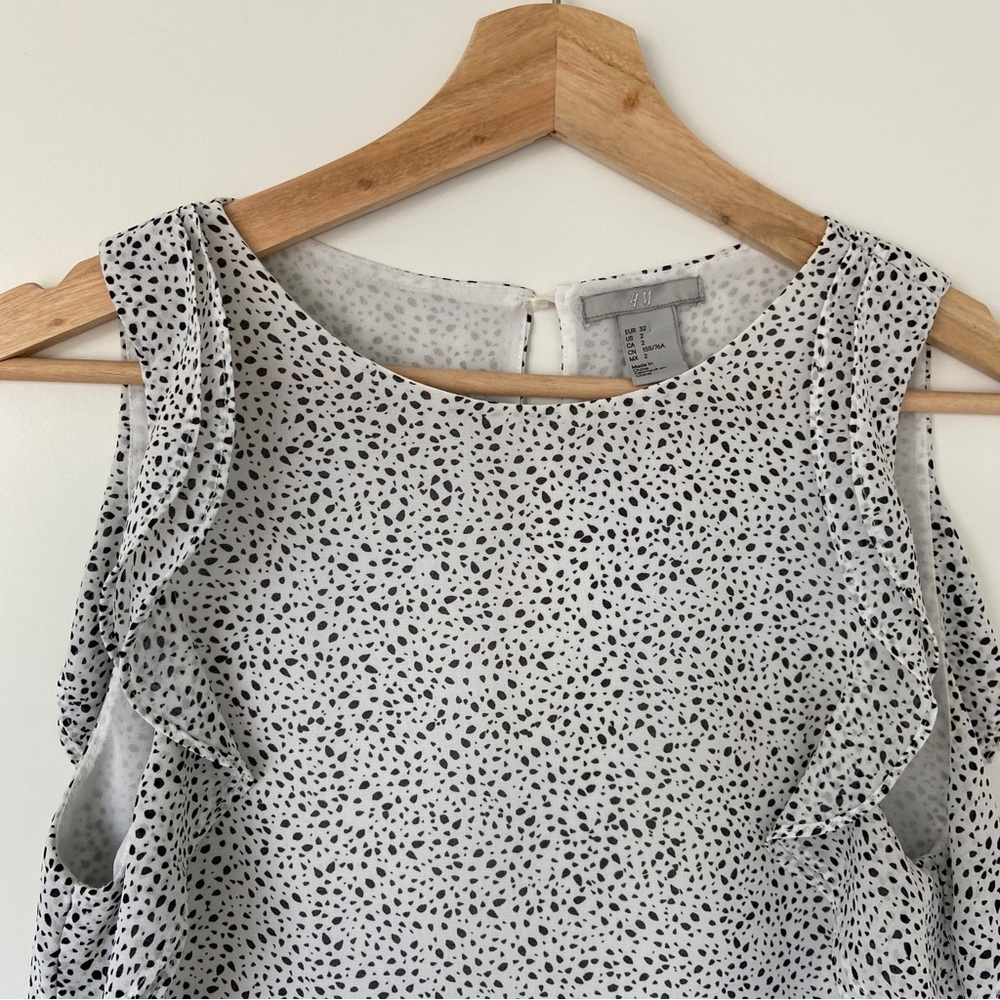 H&M WHITE/BLACK POLKA DOT SLEEVELESS TOP/BLOUSE WITH RUFFLE DETAILS/KEYHOLE, 2 - Picture 4 of 12